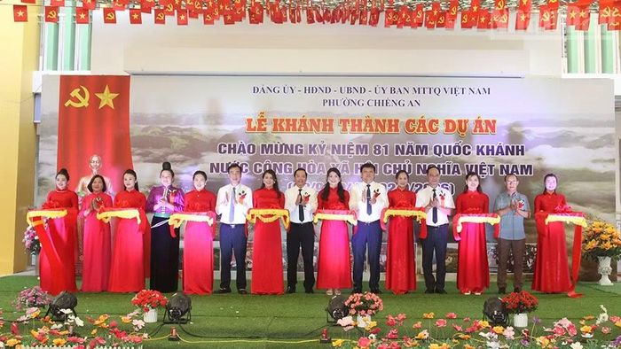 Các đại biểu cắt băng khánh thành các dự án chào mừng kỷ niệm 81 năm Quốc khánh 2/9 tại phường Chiềng An. (Ảnh: QUỐC TUẤN)