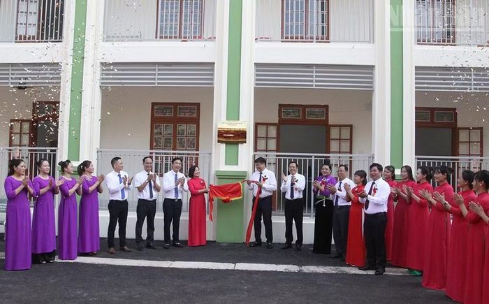 Các đại biểu thực hiện nghi thức tại lễ khánh thành dự án Trường mầm non Chiềng An. (Ảnh: QUỐC TUẤN)