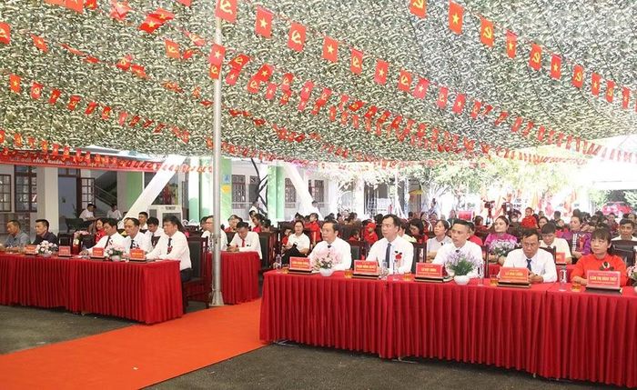 Các đại biểu dự lễ khánh thành các dự án chào mừng kỷ niệm 81 năm Quốc khánh 2/9 tại phường Chiềng An. (Ảnh: QUỐC TUẤN)