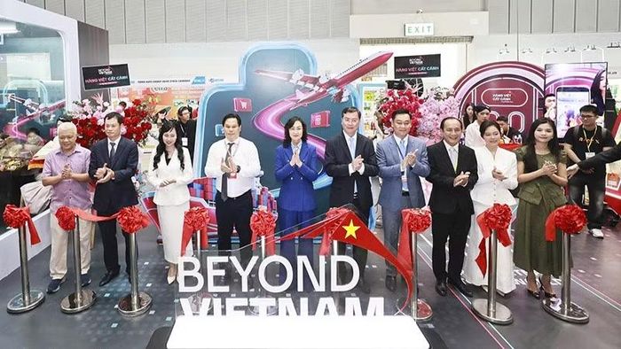 Các đại biểu thực hiện nghi thức công bố Dự án “Beyond Vietnam-Hàng Việt Cất Cánh”. (Ảnh: Ban tổ chức cung cấp)