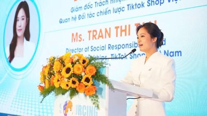 Bà Trần Thị Tân, Giám đốc Trách nhiệm xã hội và Hợp tác chiến lược của TikTok Shop, Giám đốc dự án “Beyond Vietnam-Hàng Việt Cất Cánh” phát biểu tại lễ công bố. (Ảnh: Ban tổ chức cung cấp)
