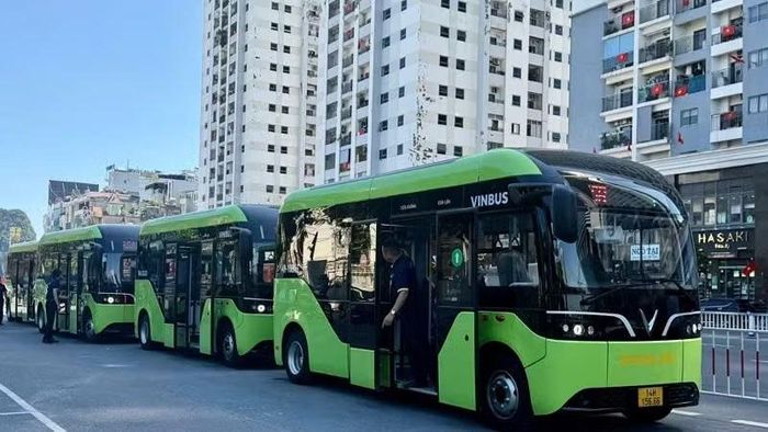 Giai đoạn đầu, thành phố tổ chức 6 tuyến, sử dụng khoảng 50 xe buýt điện loại 30 chỗ, phục vụ khoảng 2.000 học sinh tại 22 cơ sở giáo dục trên địa bàn 3 địa phương. (Ảnh: QUANG THỌ)