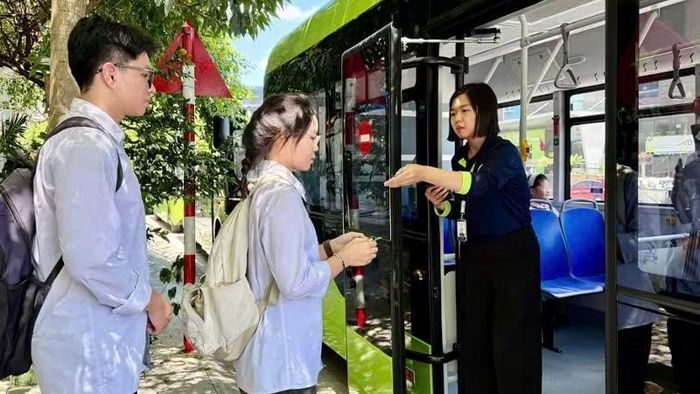 Học sinh 3 địa phương khi sử dụng dịch vụ đưa đón đến trường bằng xe buýt được hỗ trợ 100% giá vé. (Ảnh: QUANG THỌ)