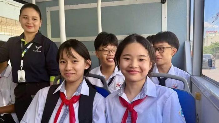 Niềm vui của các em học sinh khi được thụ hưởng chính sách nhân văn của thành phố Quảng Ninh. (Ảnh: QUANG THỌ)
