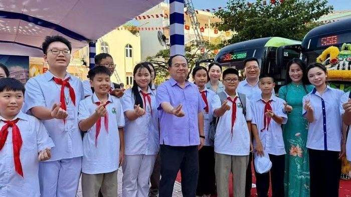 Bí thư Thành ủy Quảng Ninh Quản Minh Cường chụp ảnh với các em học sinh. (Ảnh: QUANG THỌ)