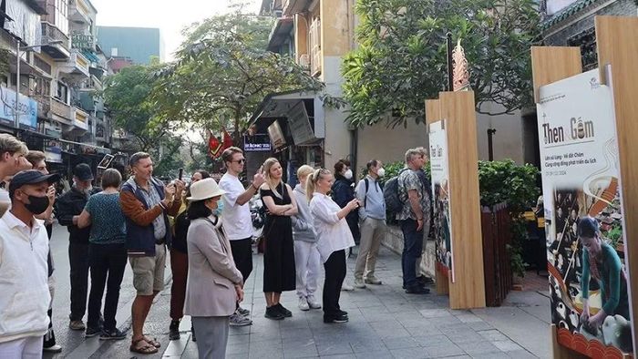 Khách quốc tế chăm chú bên một địa danh của Việt Nam. (Ảnh: Trung tâm Thông tin du lịch)