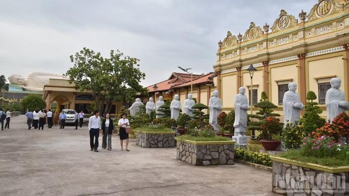 Du khách tham quan chùa Vĩnh Tràng, tỉnh Đồng Tháp.