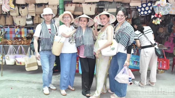 Hình ảnh du khách chụp ảnh lưu niệm tại cù lao Thới Sơn, phường Thới Sơn, tỉnh Đồng Tháp.