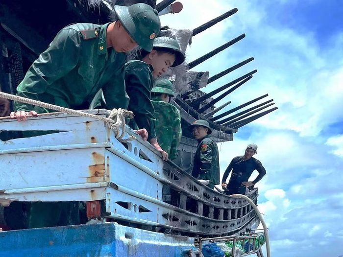 Đồn Biên phòng Sông Đốc huy động 20 cán bộ, chiến sĩ đến hiện trường hỗ trợ người dân khống chế và dập tắt đám cháy trên tàu cá CM-92869-TS. (Ảnh: Hoàng Tá)