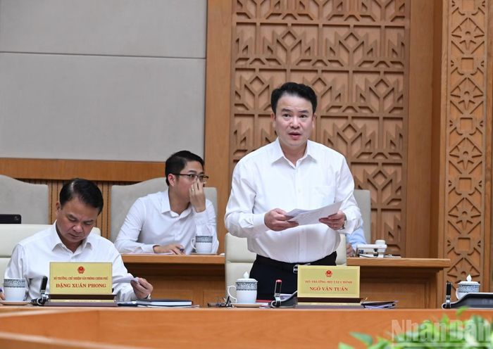 Thứ trưởng Bộ Tài chính Trần Quốc Phương báo cáo tình hình kinh tế-xã hội tháng 8 và 8 tháng đầu năm 2026.