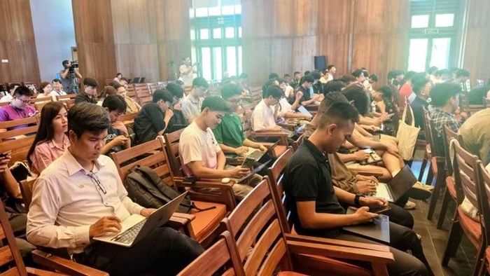 Sinh viên và giảng viên tham gia cuộc thi hackathon quốc tế về tính toán lượng tử tại Trung tâm ICISE. (Ảnh: Lương Tùng)