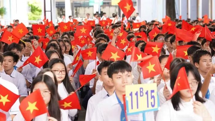 Học sinh Trường trung học phổ thông Trần Phú, phường Phú Thọ Hòa, Thành phố Hồ Chí Minh trong ngày khai giảng năm học 2025-2026. (Ảnh minh họa: VŨ THẾ ANH)