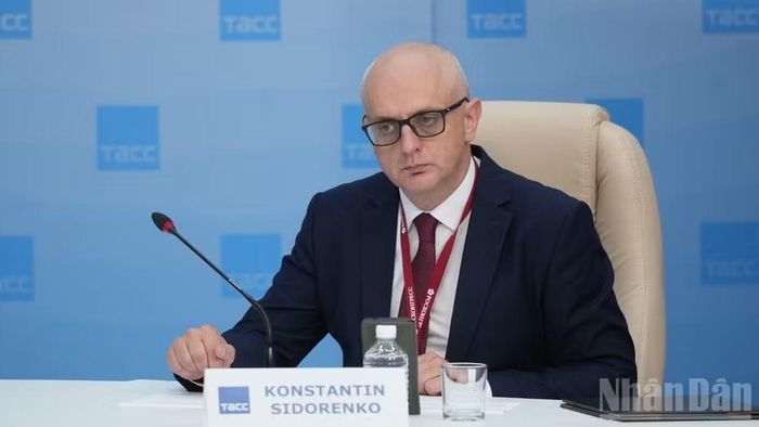 Ông Konstantin Sidorenko chia sẻ về nhiều lĩnh vực hợp tác giữa vùng Viễn Đông của Nga và Việt Nam. (Ảnh: THANH THỂ)