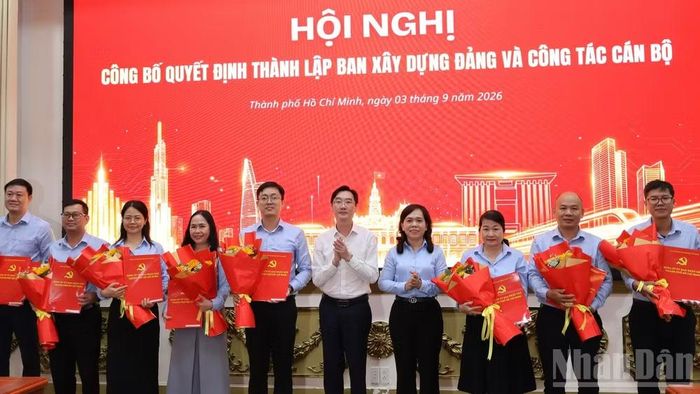 Trao quyết định cho các đồng chí Phó Trưởng ban Xây dựng Đảng Đảng ủy Ủy ban nhân dân thành phố. (Ảnh: Vương Lê)