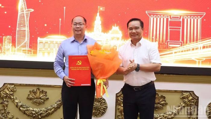 Đồng chí Nguyễn Văn Được trao quyết định Chánh Văn phòng Đảng ủy Ủy ban nhân dân thành phố cho đồng chí Dương Hồng Thắng. (Ảnh: Vương Lê)