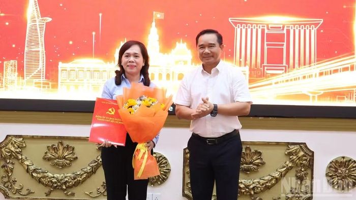 Đồng chí Nguyễn Văn Được trao quyết định Trưởng Ban Xây dựng Đảng Đảng ủy Ủy ban nhân dân Thành phố cho đồng chí Nguyễn Thanh Xuân. (Ảnh: Vương Lê)