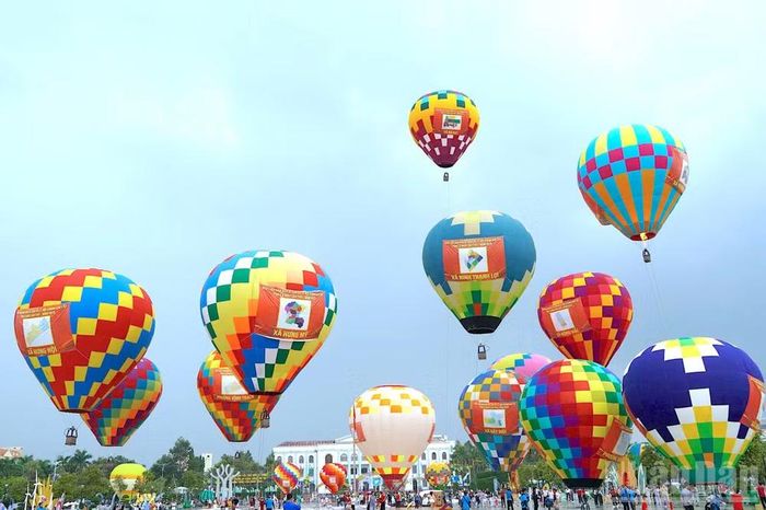 Các khinh khí cầu tung bay trên nền trời Quảng trường Hùng Vương (phường Bạc Liêu, tỉnh Cà Mau) trong khuôn khổ Lễ hội Khinh khí cầu và Ngày hội Văn hóa di sản năm 2026. (Ảnh: HỮU TÙNG)