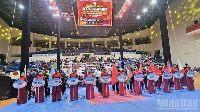 Các đội tham gia tại lễ khai mạc. (Ảnh: THANH TÂM)