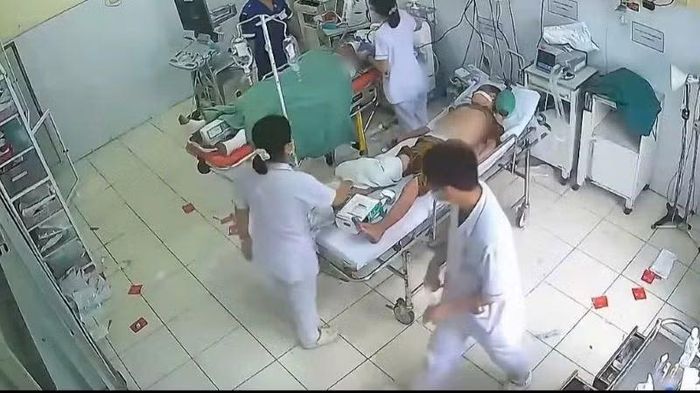 Các y bác sĩ tích cực cứu chữa 2 nạn nhân trong vụ cháy. (Ảnh: CA)