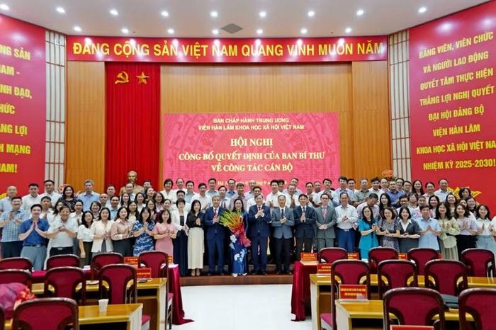 Đồng chí Lê Văn Lợi, Ủy viên Trung ương Đảng, Bí thư Đảng ủy, Chủ tịch Viện Hàn lâm và đồng chí Ngô Đông Hải, Ủy viên Trung ương Đảng, Phó Trưởng Ban Tuyên giáo Trung ương cùng các đại biểu chụp ảnh lưu niệm chúc mừng đồng chí Đinh Thị Mai, tân Phó Chủ tịch Viện Hàn lâm.