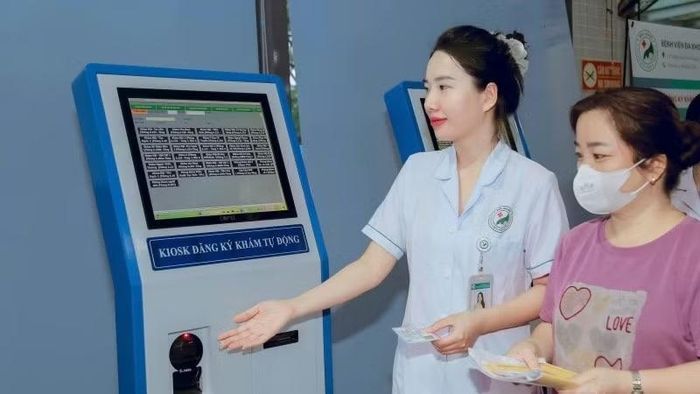 Người dân đăng ký khám tự động tại các kiosk thông minh. (Ảnh: NGUYÊN TRANG)