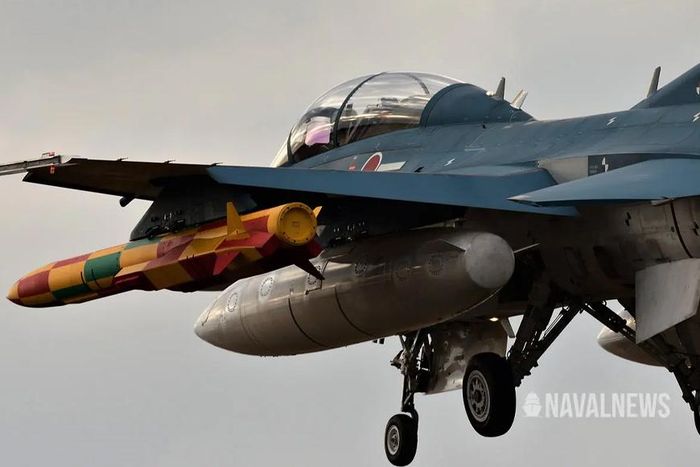  Cận cảnh tên lửa chống hạm XASM-3 trên tiêm kích F-2 của JASDF. Ảnh: Naval News  