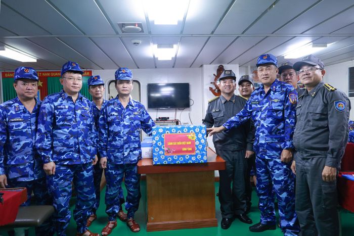Đoàn công tác tặng quà động viên các lực lượng thực hiện nhiệm vụ chống IUU trên biển.