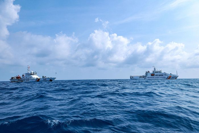 Các tàu của Cảnh sát biển Việt Nam thực hiện nhiệm vụ chống IUU trên thực địa.