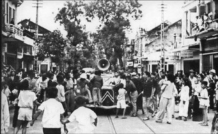 Lệnh Tổng khởi nghĩa giành chính quyền trong Cách mạng Tháng Tám năm 1945 được toàn thể nhân dân đồng tình hưởng ứng. Ảnh tư liệu