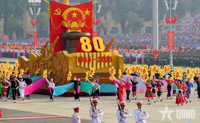 Khối nghi trượng thể hiện tinh thần đại đoàn kết toàn dân tộc trong đội hình diễu binh, diễu hành tại Lễ kỷ niệm 80 năm Cách mạng Tháng Tám và Quốc khánh (năm 2025). Ảnh: TRỌNG HẢI