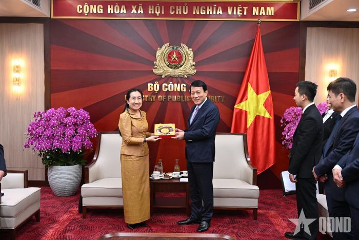  Đại tướng Lương Tam Quang tặng quà lưu niệm Đại sứ Campuchia Touch Sopharath.