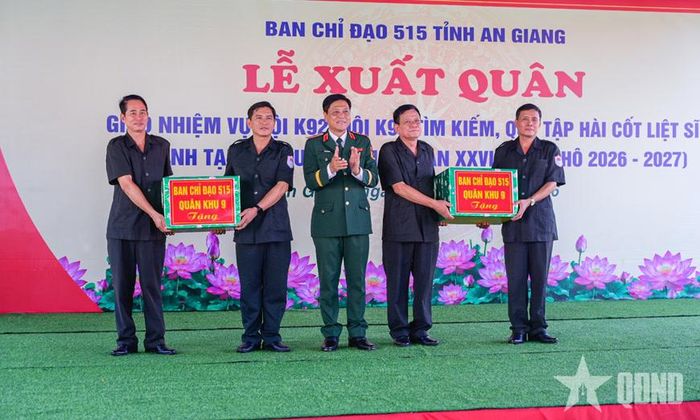 Thiếu tướng Huỳnh Văn Ngon, Phó chính ủy Quân khu 9, Trưởng Ban Chỉ đạo 515 Quân khu 9 trao quà của Ban Chỉ đạo 515 Quân khu tặng Đội K92, K93. 