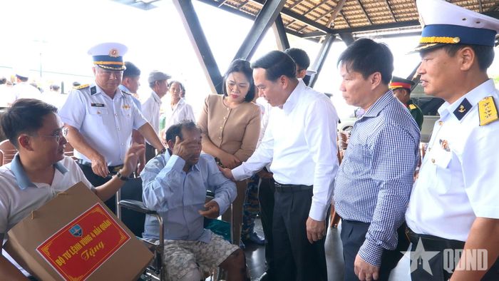 Lãnh đạo tỉnh Khánh Hòa và Vùng 4 Hải quân thăm hỏi, động viên ngư dân bị nạn.