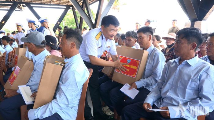  Lãnh đạo Vùng 4 Hải quân trao quà tặng ngư dân.