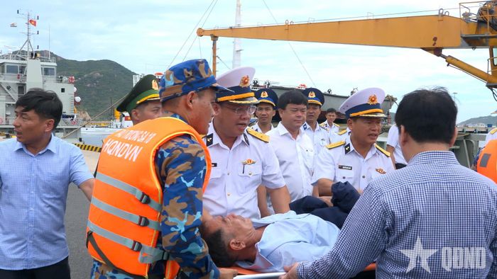  Cán bộ, chiến sĩ Vùng 4 Hải quân hỗ trợ đưa ngư dân bị nạn vào bờ. 