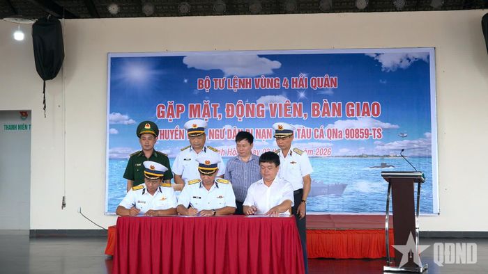  Vùng 4 Hải quân cùng các cơ quan chức năng ký biên bản bàn giao ngư dân bị nạn cho chính quyền địa phương và gia đình.