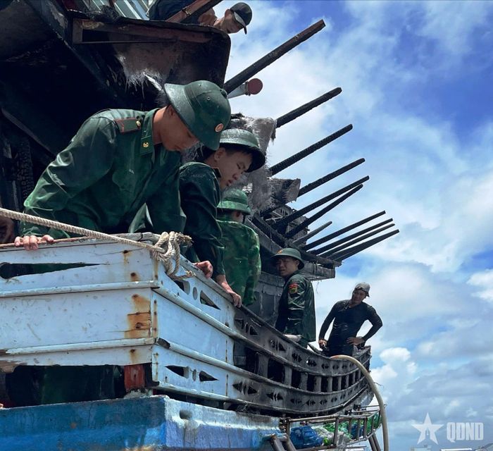 Đồn Biên phòng Sông Đốc (Cà Mau) huy động cán bộ, chiến sĩ đến hiện trường hỗ trợ người dân khống chế vụ cháy tàu cá.