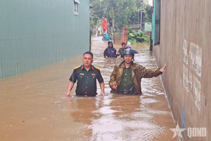 Cán bộ, nhân viên Ban CHQS phường Thống Nhất và các lực lượng đến những nơi ngập sâu hỗ trợ nhân dân.
