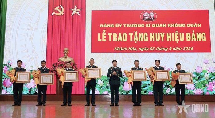 Thiếu tướng Lê Văn Uy, Chính ủy Trường Sĩ quan Không quân trao Huy hiệu 30 năm tuổi Đảng tặng các đảng viên.