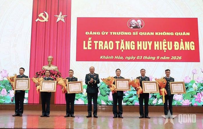 Thiếu tướng Ngô Vĩnh Phúc, Phó bí thư Đảng ủy, Hiệu trưởng Trường Sĩ quan Không quân trao Huy hiệu 35 năm tuổi Đảng tặng các đảng viên.