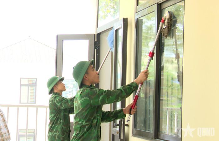   Cán bộ, chiến sĩ Bộ đội Biên phòng tỉnh Hà Tĩnh dọn dẹp vệ sinh lớp học. 