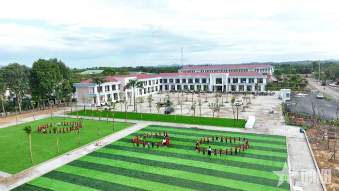  Một góc cảnh Trường Phổ thông nội trú Tiểu học và THCS Hương Khê.  