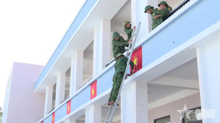 Cán bộ, chiến sĩ Bộ đội Biên phòng tỉnh Hà Tĩnh giúp Trường Phổ thông nội trú Tiểu học và THCS Hương Khê trang trí, dọn dẹp vệ sinh.