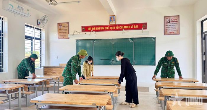  Cán bộ, chiến sĩ Bộ đội Biên phòng tỉnh Hà Tĩnh sắp xếp bàn ghế. 