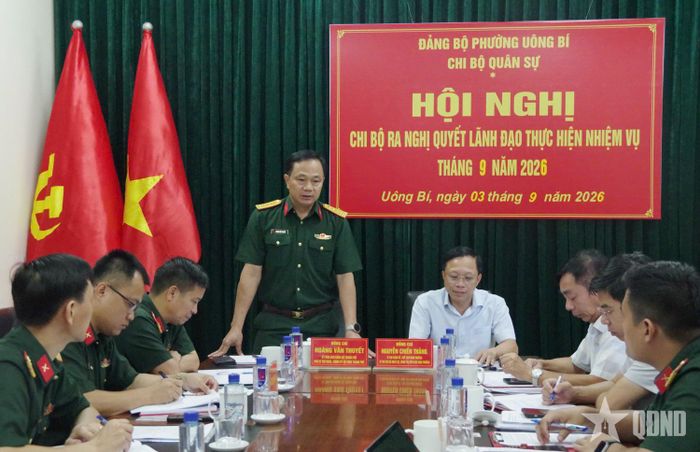 Đại tá Hoàng Văn Thuyết, Thành ủy viên, Phó bí thư Thường trực Đảng ủy, Chính ủy Bộ CHQS TP Quảng Ninh dự, chỉ đạo sinh hoạt tại Chi bộ Quân sự phường Uông Bí.