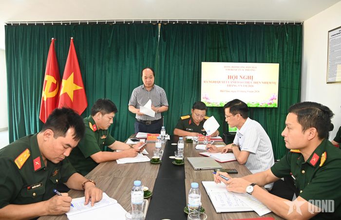 Đồng chí Nguyễn Hoàng Quý, Bí thư Đảng ủy, Chủ tịch HĐND phường, Bí thư Chi bộ Quân sự phường Bãi Cháy chủ trì hội nghị. 