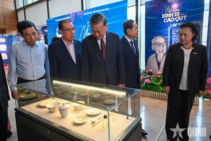 Tổng Bí thư, Chủ tịch nước Tô Lâm cùng các đồng chí lãnh đạo, nguyên lãnh đạo Đảng, Nhà nước tham quan triển lãm “Những tấm gương bình dị mà cao quý”.