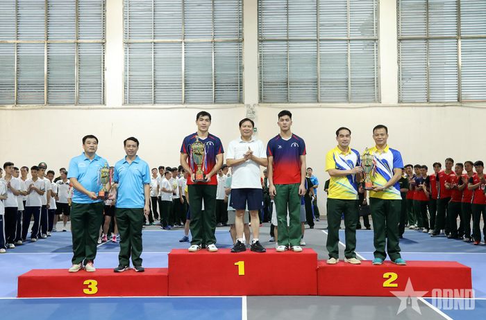 Đại tướng Nguyễn Tân Cương trao giải Nhất, Nhì, Ba môn bóng chuyền nam. 