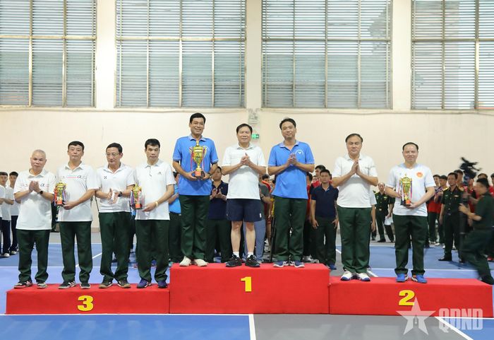 Đại tướng Nguyễn Tân Cương trao giải Nhất, Nhì, Ba môn quần vợt đôi nam trên 50 tuổi. 