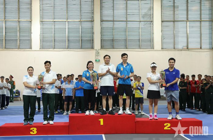Đại tướng Nguyễn Tân Cương trao giải Nhất, Nhì, Ba môn Pickleball đôi nam nữ dưới 45 tuổi. 